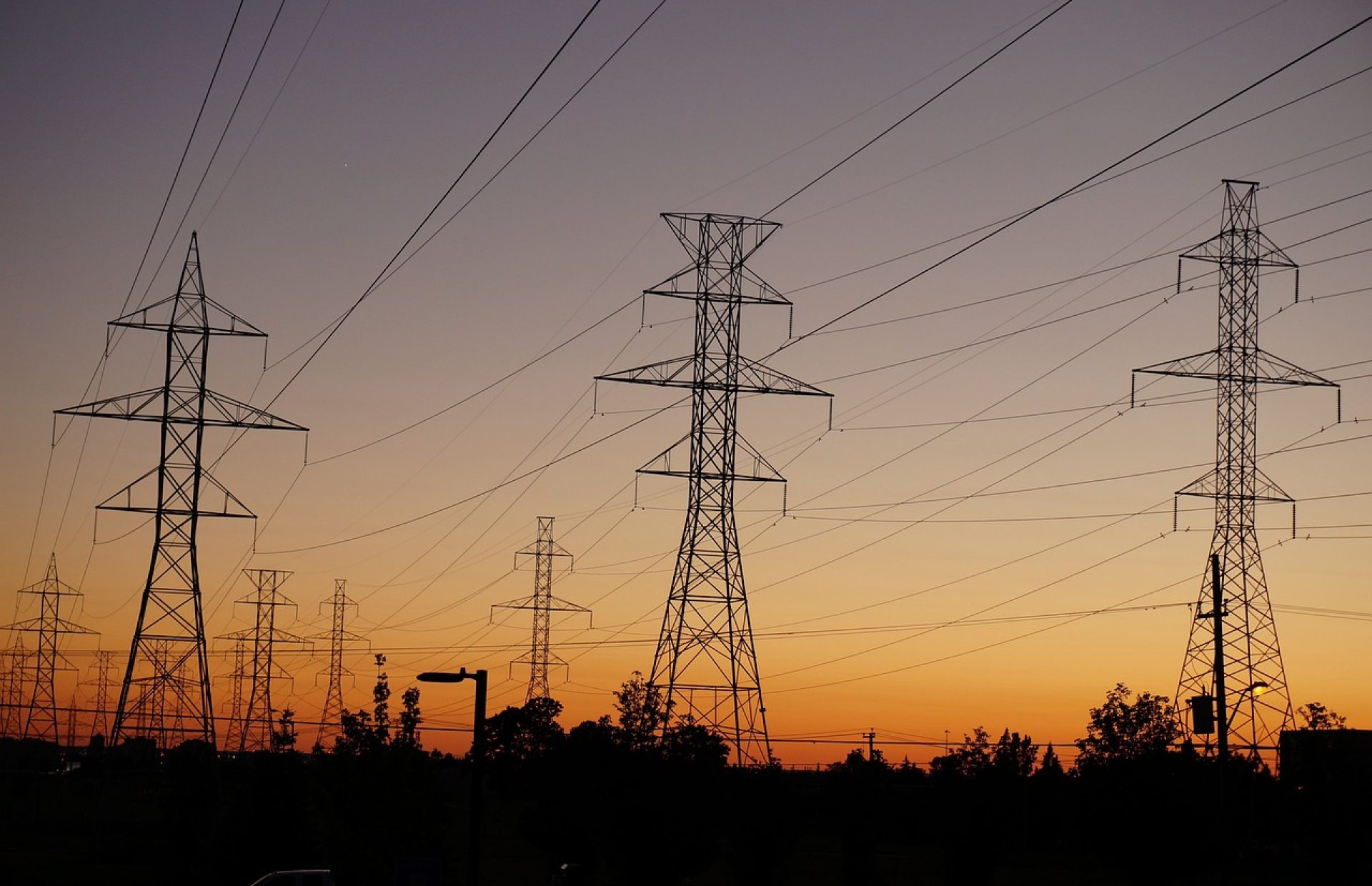 elektriciteitsmasten in de avond